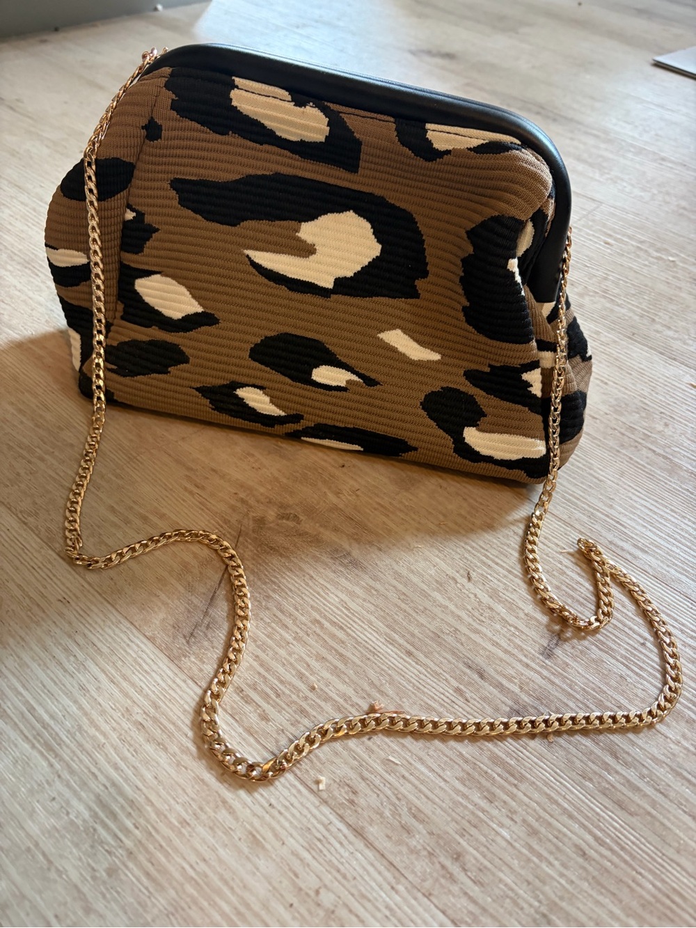 Quilted leopard print crosbody/clutch - Picture 2 of 3